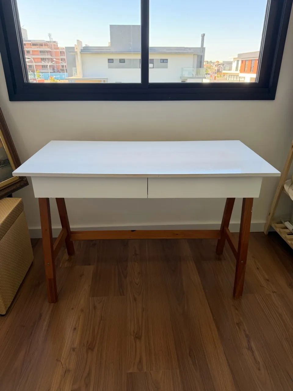 Mesa de escritório com duas gavetas 