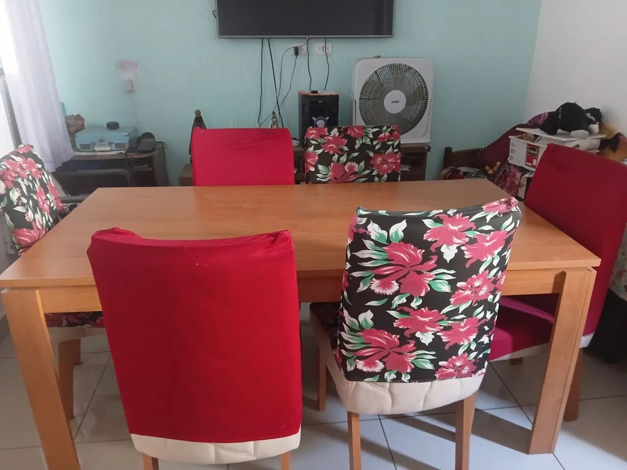 OVendo Mesa Com 6 Cadeiras conservada 
