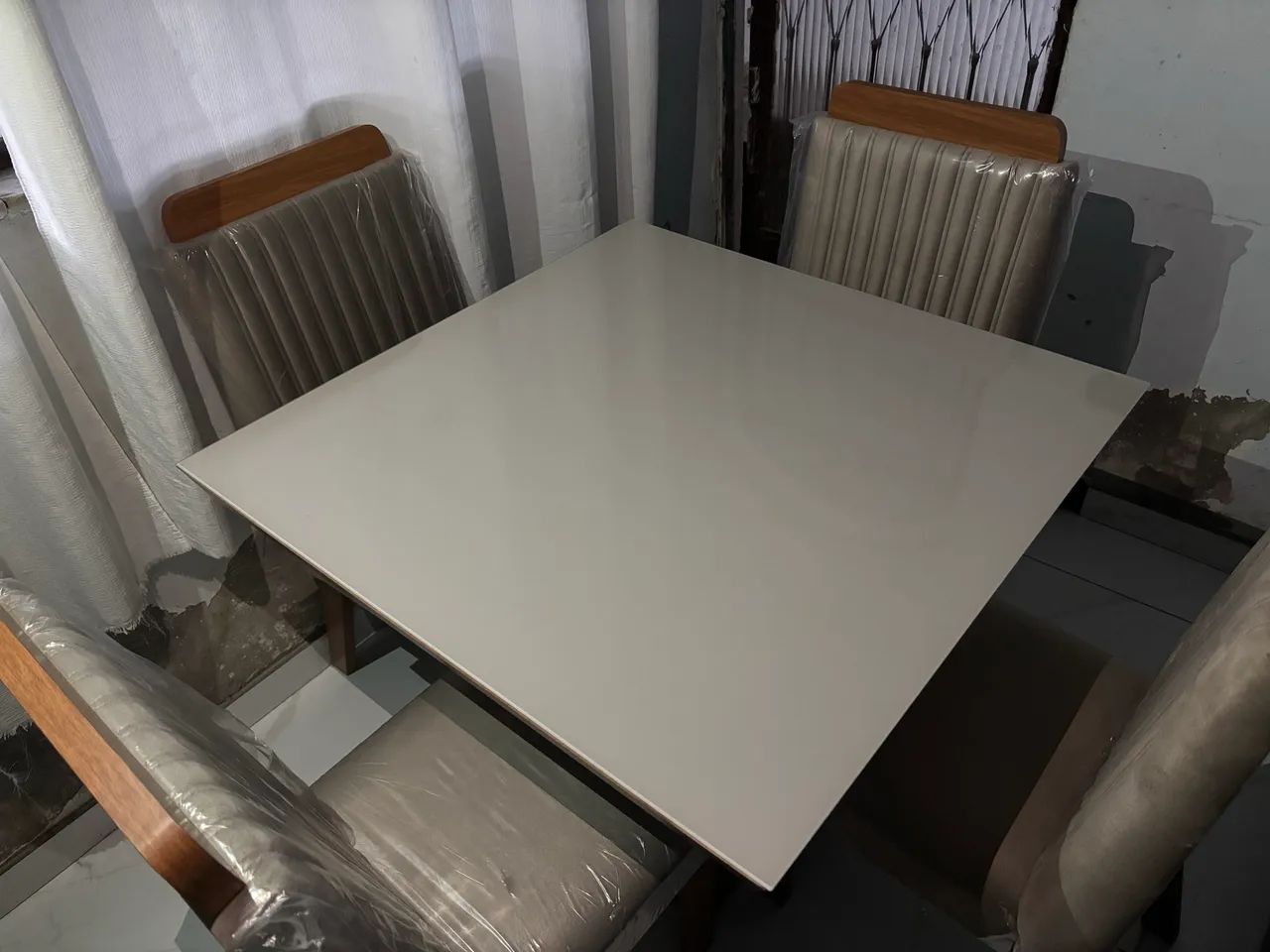 Mesa com 4 cadeiras 