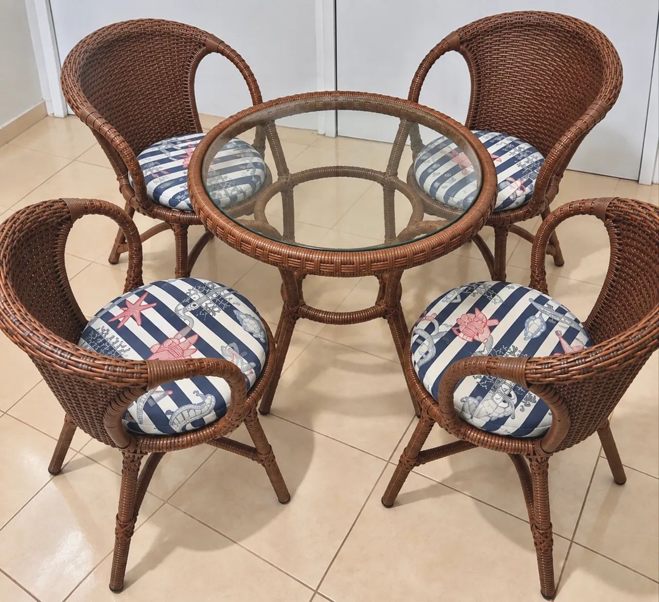 Mesa de varanda com tampo de vidro 