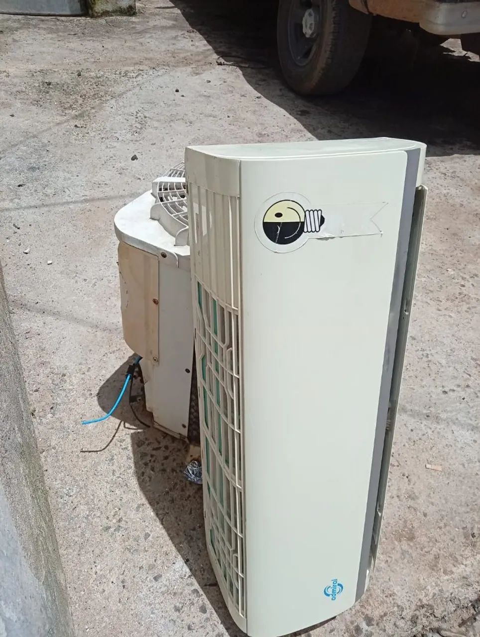 Ar condicionado de 9 mil BTUs serpentina de cobre e gás recolhido funcionando 