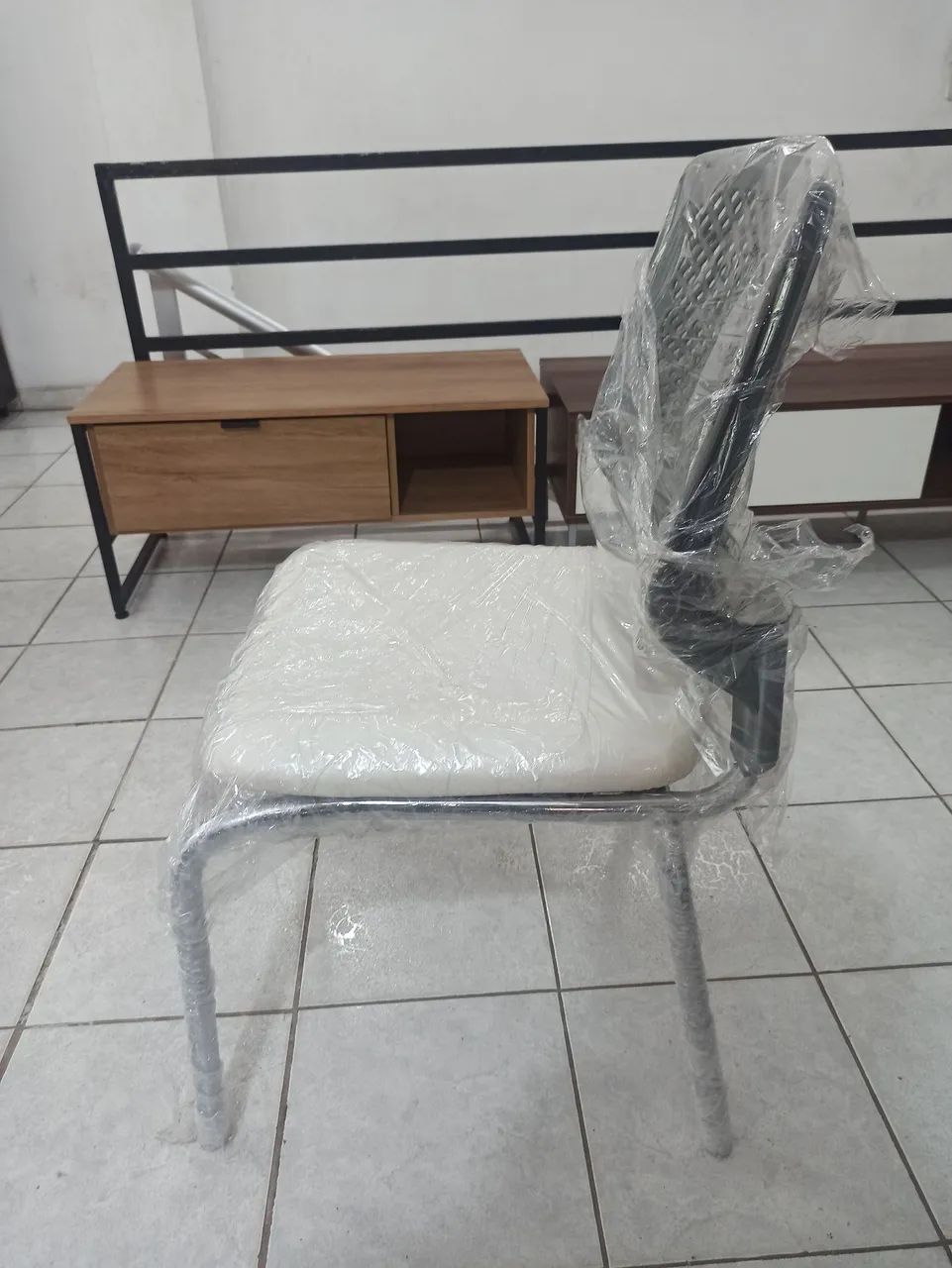 Cadeira estofada cinza com branco  - Foto 3