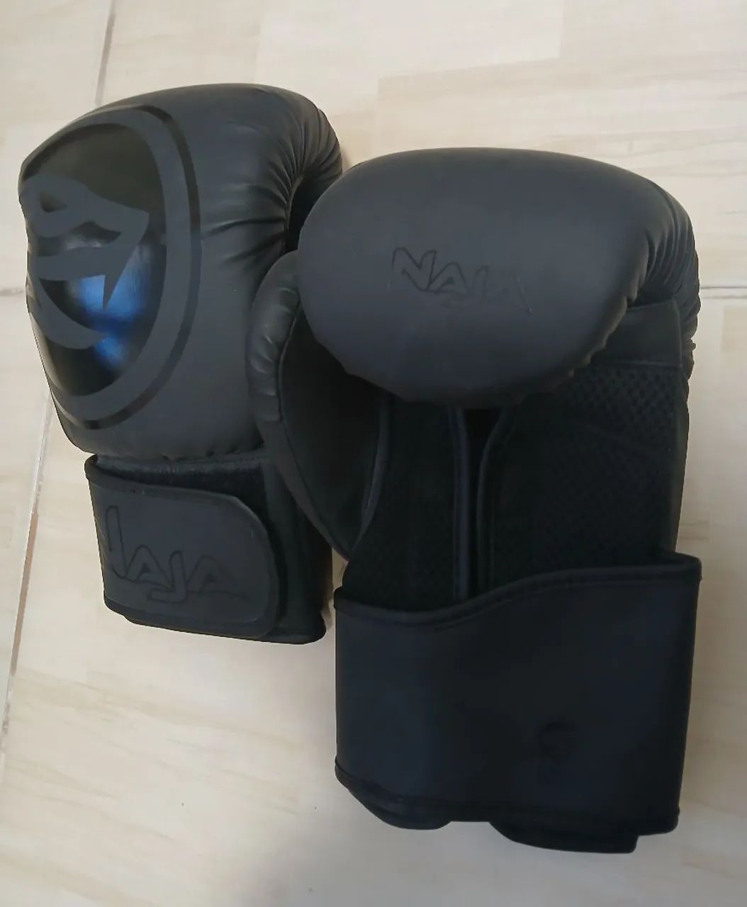 Luvas, boxe ou muay thai. 