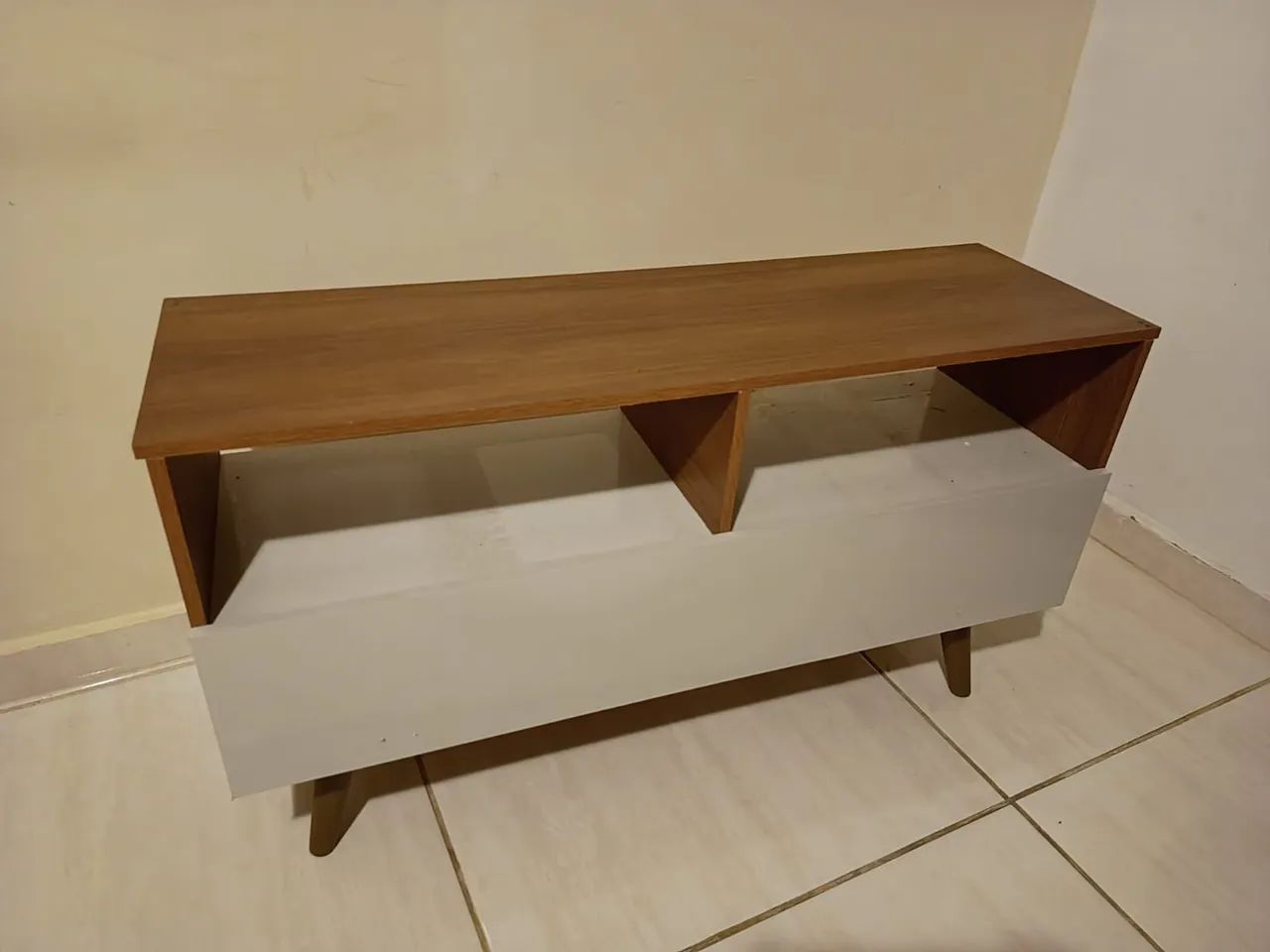 Rack com espaços e gaveta