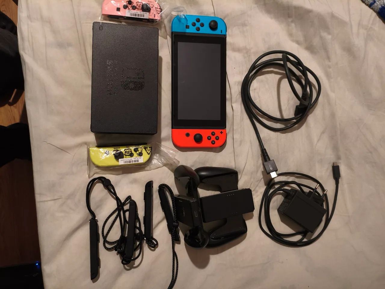 Nintendo Switch V2 + Par Extra de Joy-cons + charging grip extra, com caixa e sd 256gb