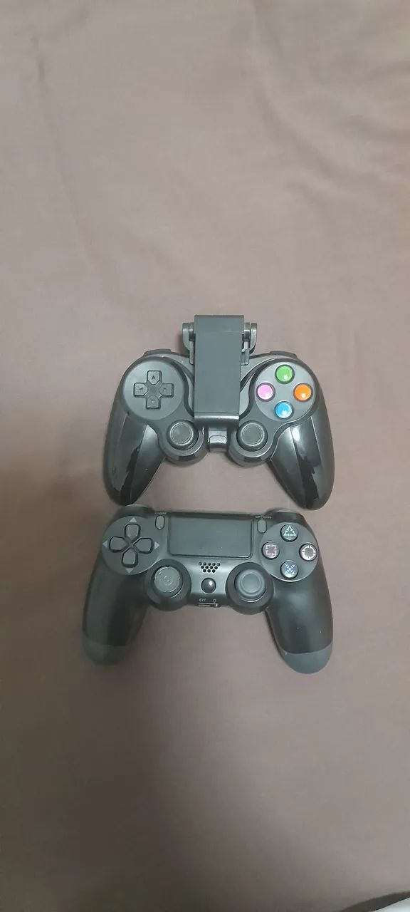 Controles bluetooth para ps4 e TV ,e o outro para celular 