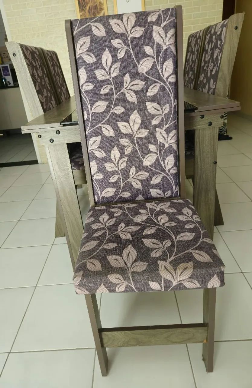 Mesa de MDF com vidro + 6 cadeiras 