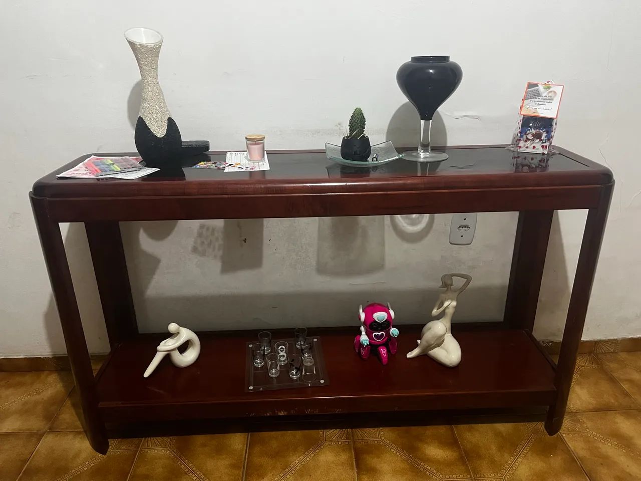 Mesa de jantar mais aparador