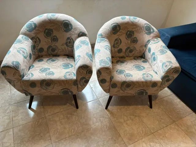 Par de poltronas decorativas estofadas