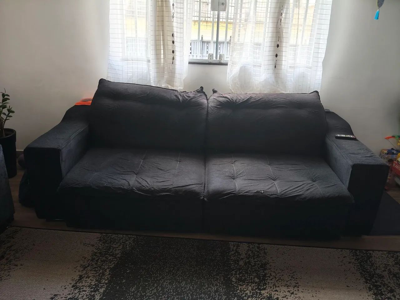 2 poltronas, uma com 2 lugares e uma com 3