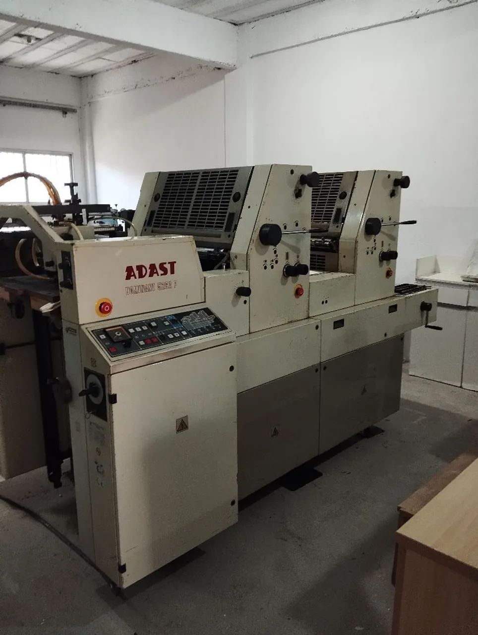 Máquina offset adast 526 P A