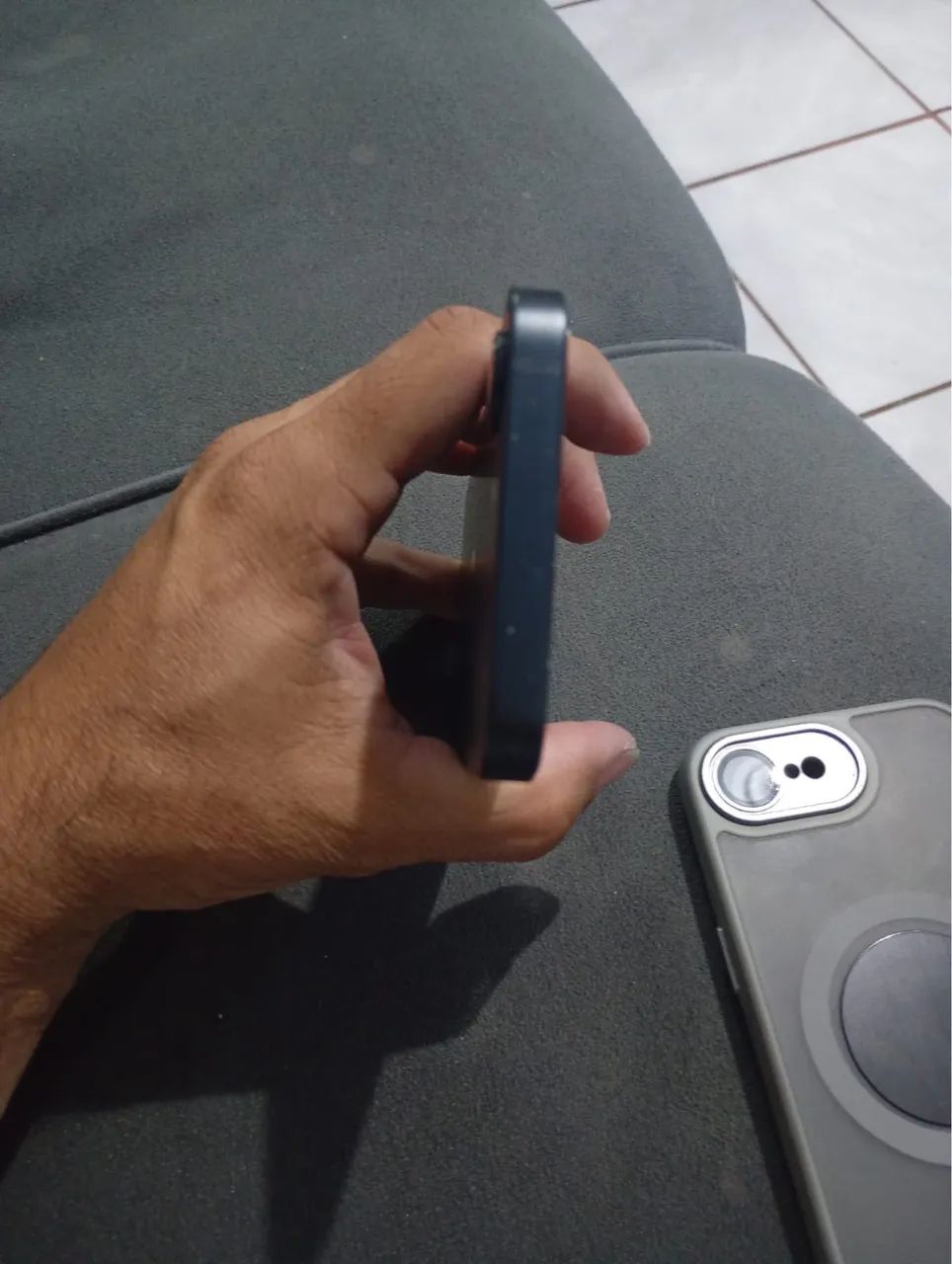 Vendo Iphone 16e Semi Novo. - Foto 2