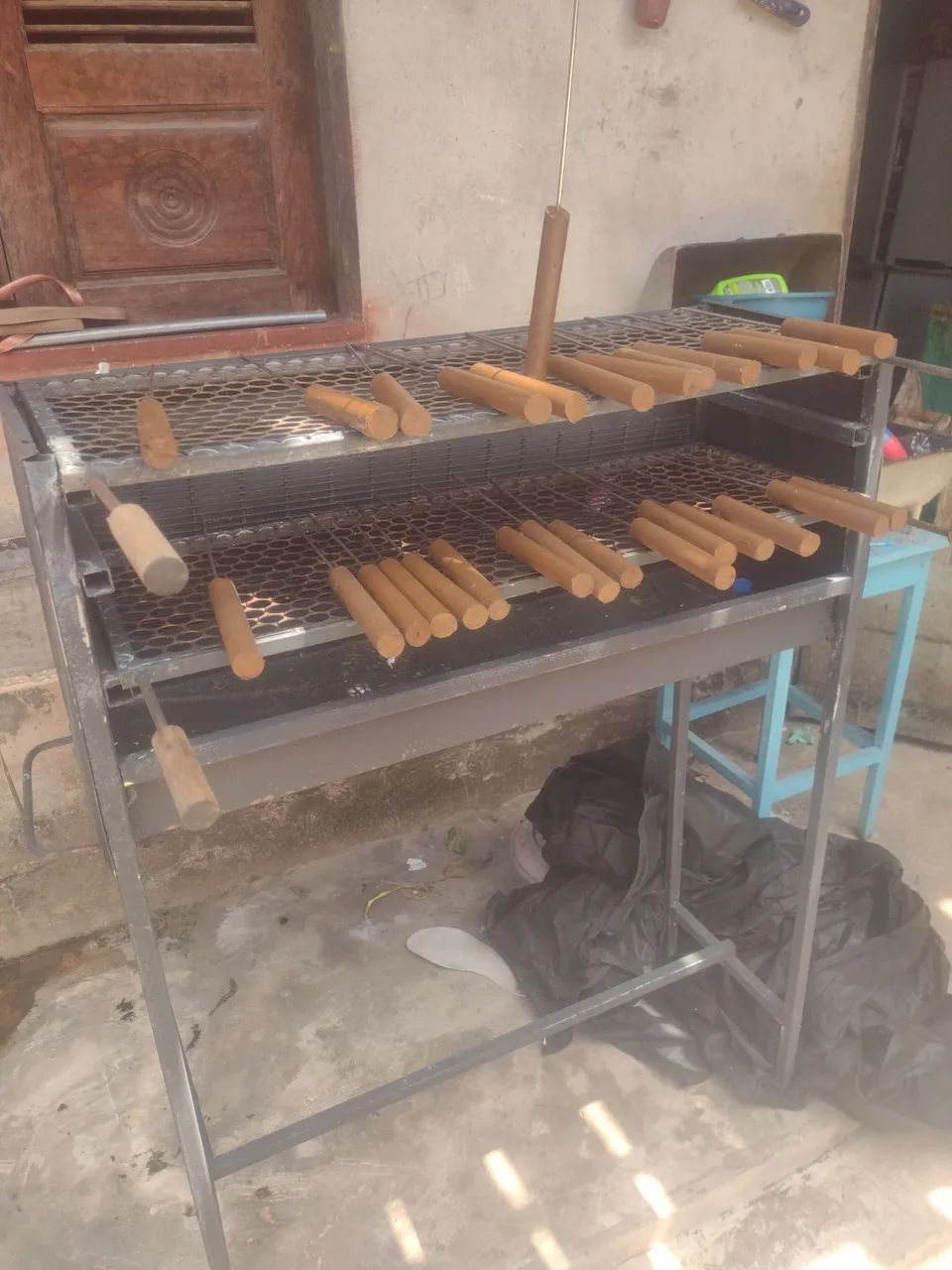 CHURRASQUEIRA COM OS ESPETOS  - Foto 3