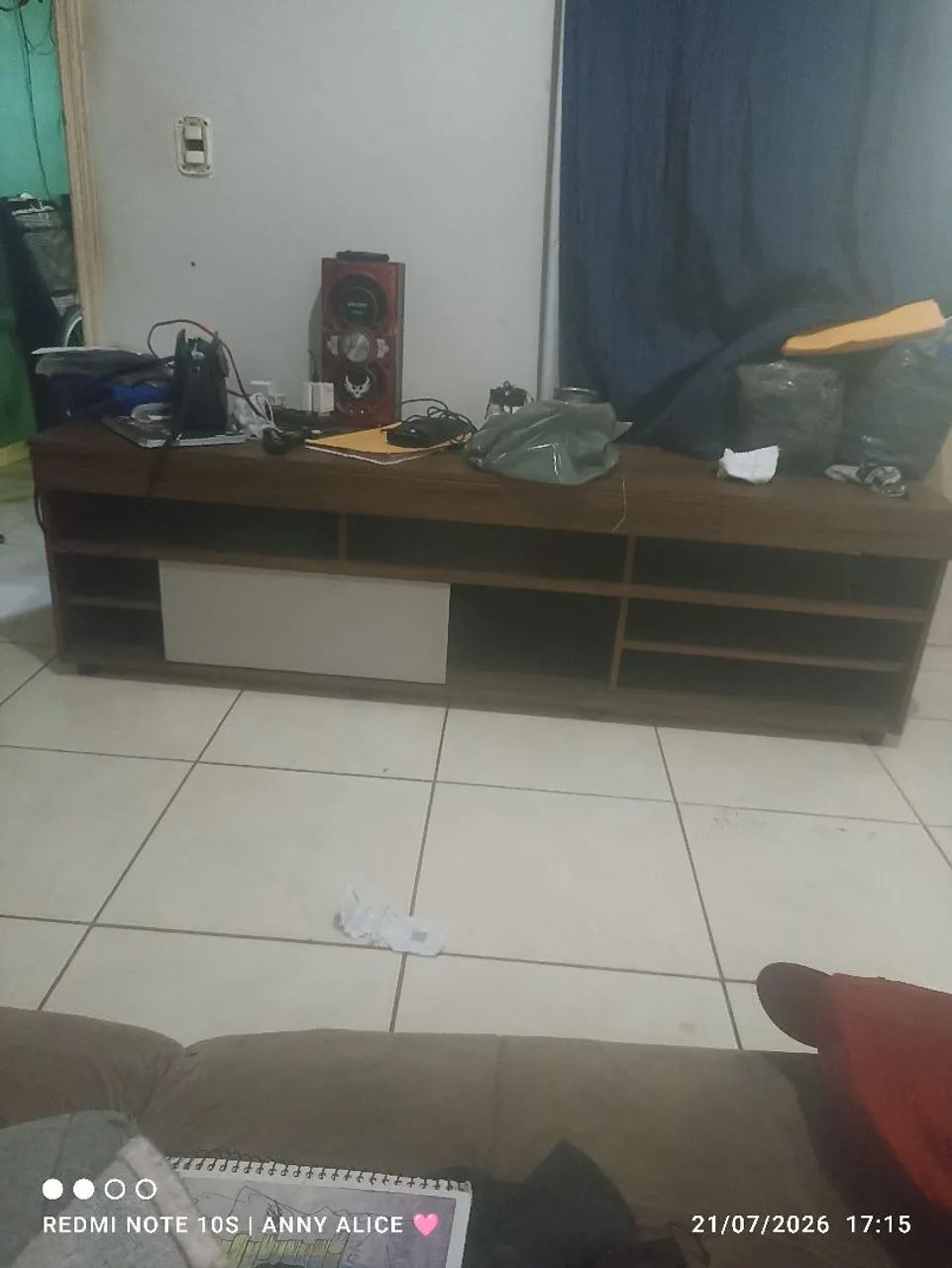 Rack Madeira OFF, TV até 65 polegadas 3 prateleiras, 1 porta, em ótimo estado