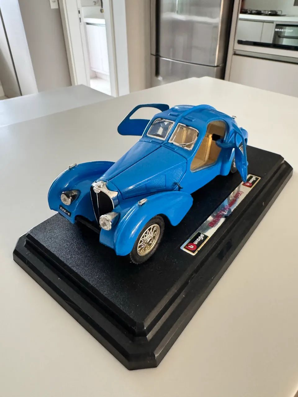 Miniatura Bugatti Atlantic 1936 escala 1:24 marca Burago - Foto 2