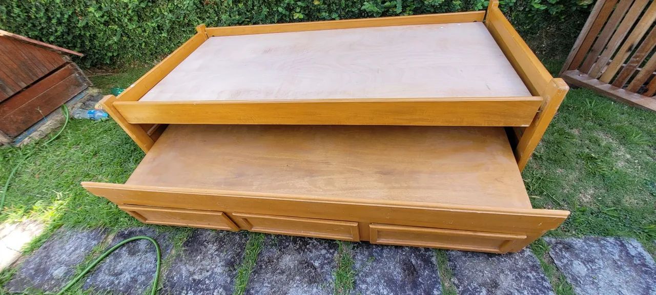 Cama de solteiro com cama auxiliar e três gavetas em madeira maciça.  - Foto 3