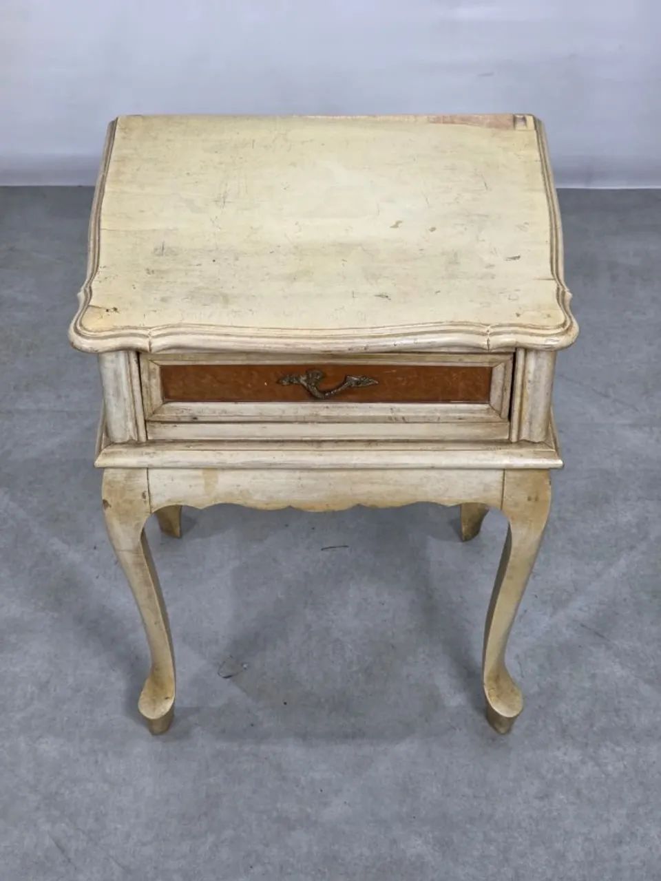 Mesa de Cabeceira Provençal Década de 60, laqueada em Branco gelo - Foto 3