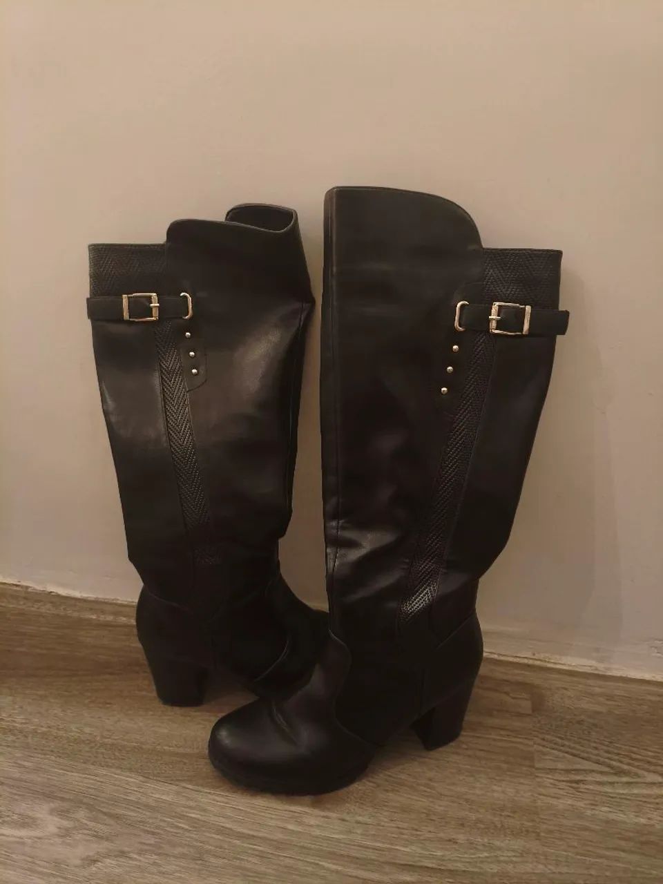Bota de cano alto e de salto - Foto 2