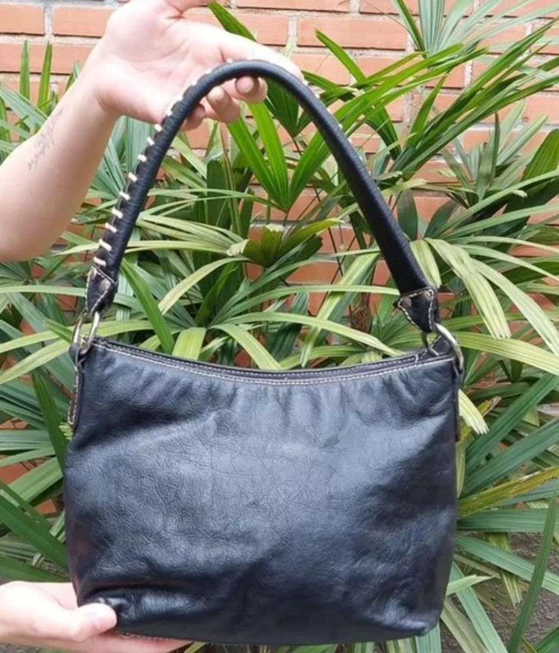 Bolsa preta couro legítimo.