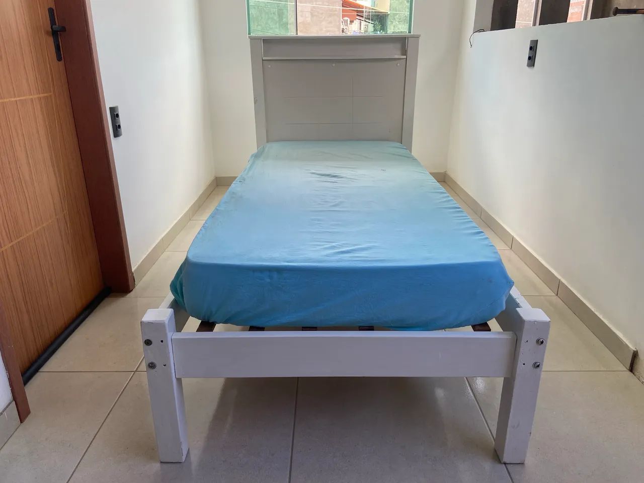 Cama de solteiro em madeira