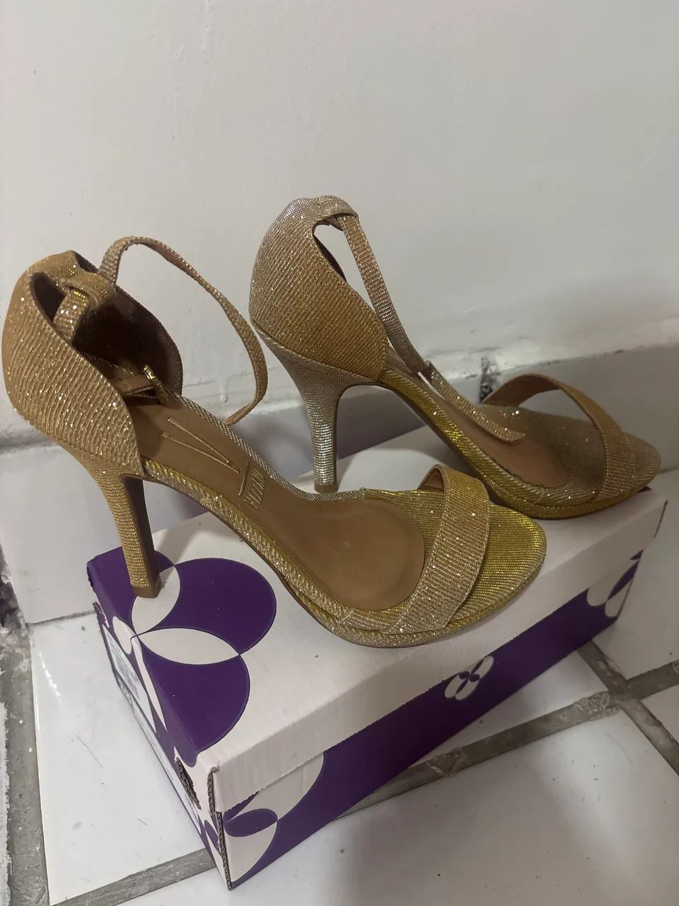 Salto alto dourado 