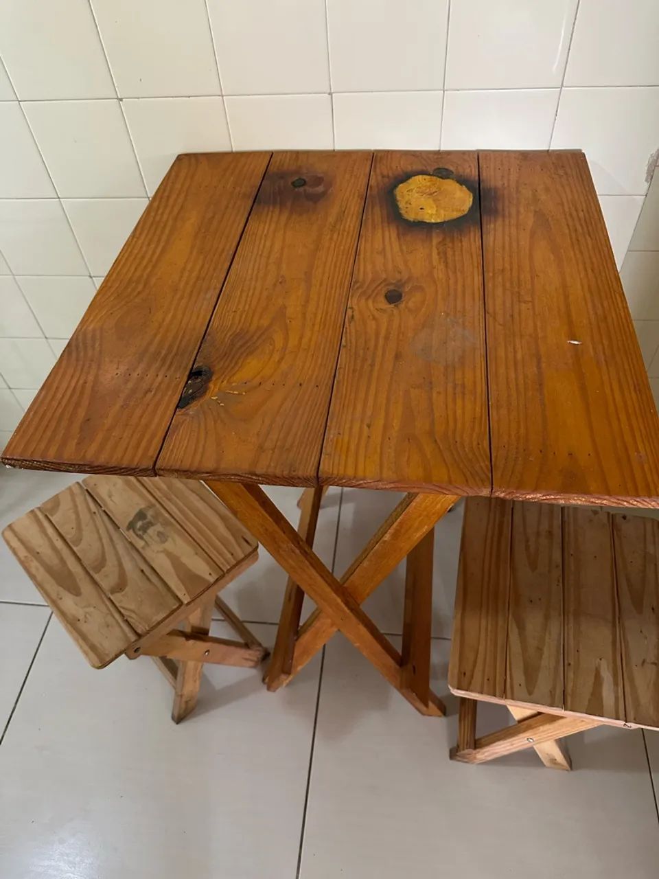 Vendo mesa de madeira c/ bancos  - Foto 3