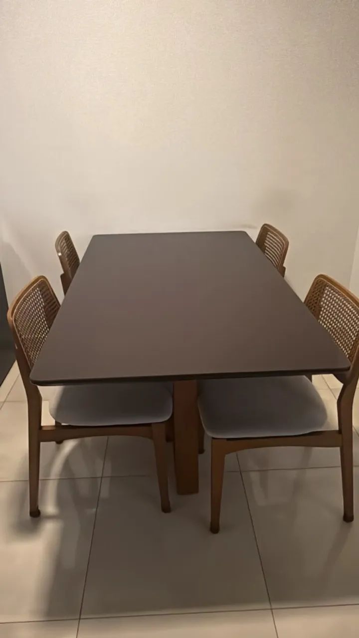 Mesa de jantar com 4 cadeiras