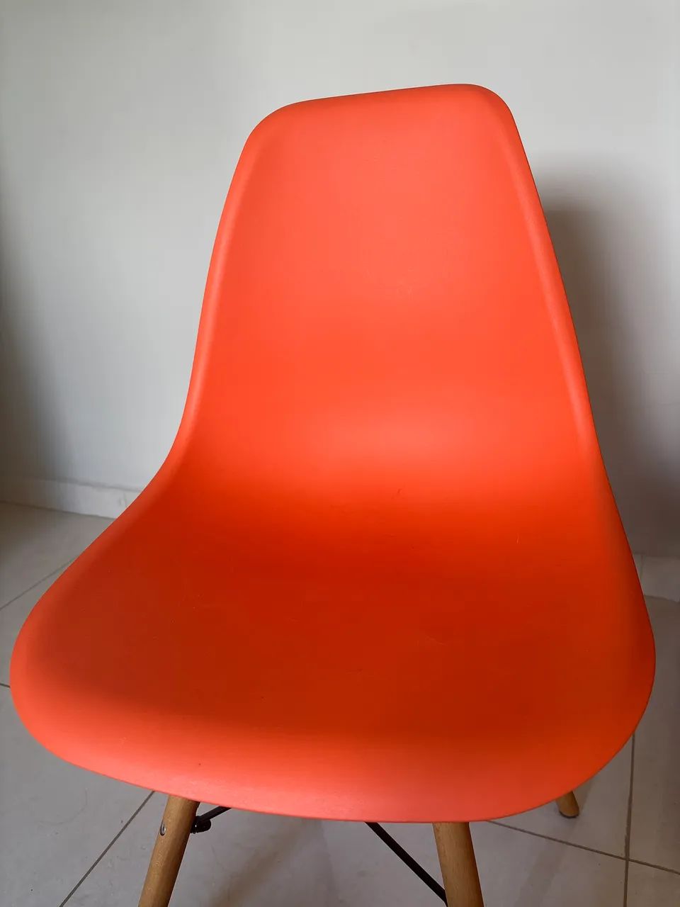 CADEIRA CHARLES EAMES EIFFEL LARANJA PÉS DE MADEIRA PALITO - EXCELENTE ESTADO - Foto 4