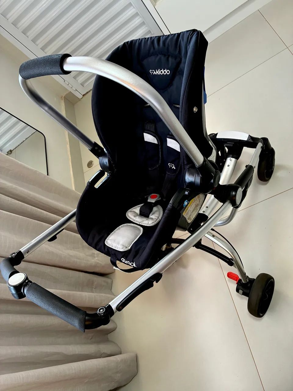Carrinho de bebê com bebê conforto  - Foto 2