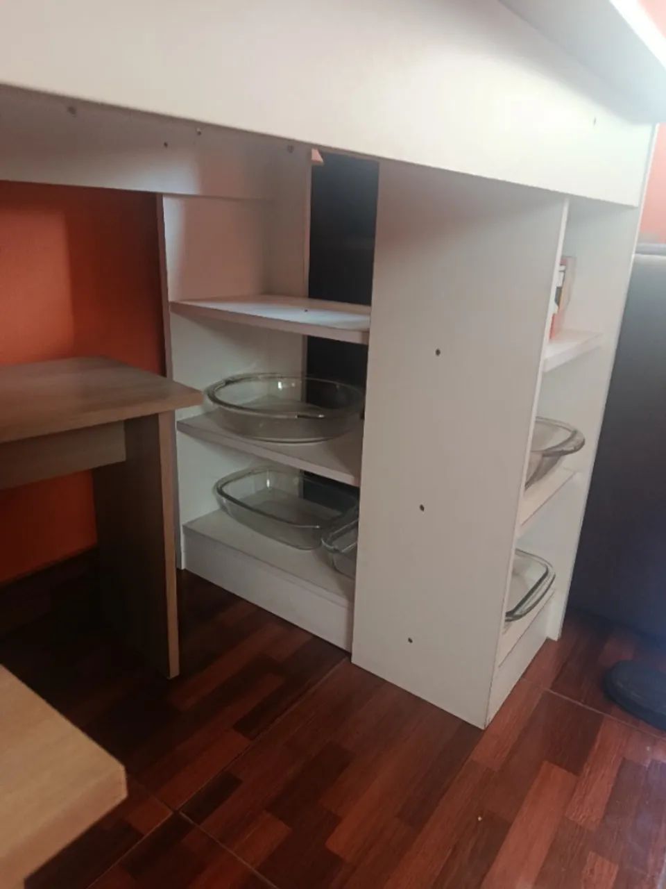 Mesa de jantar com prateleira