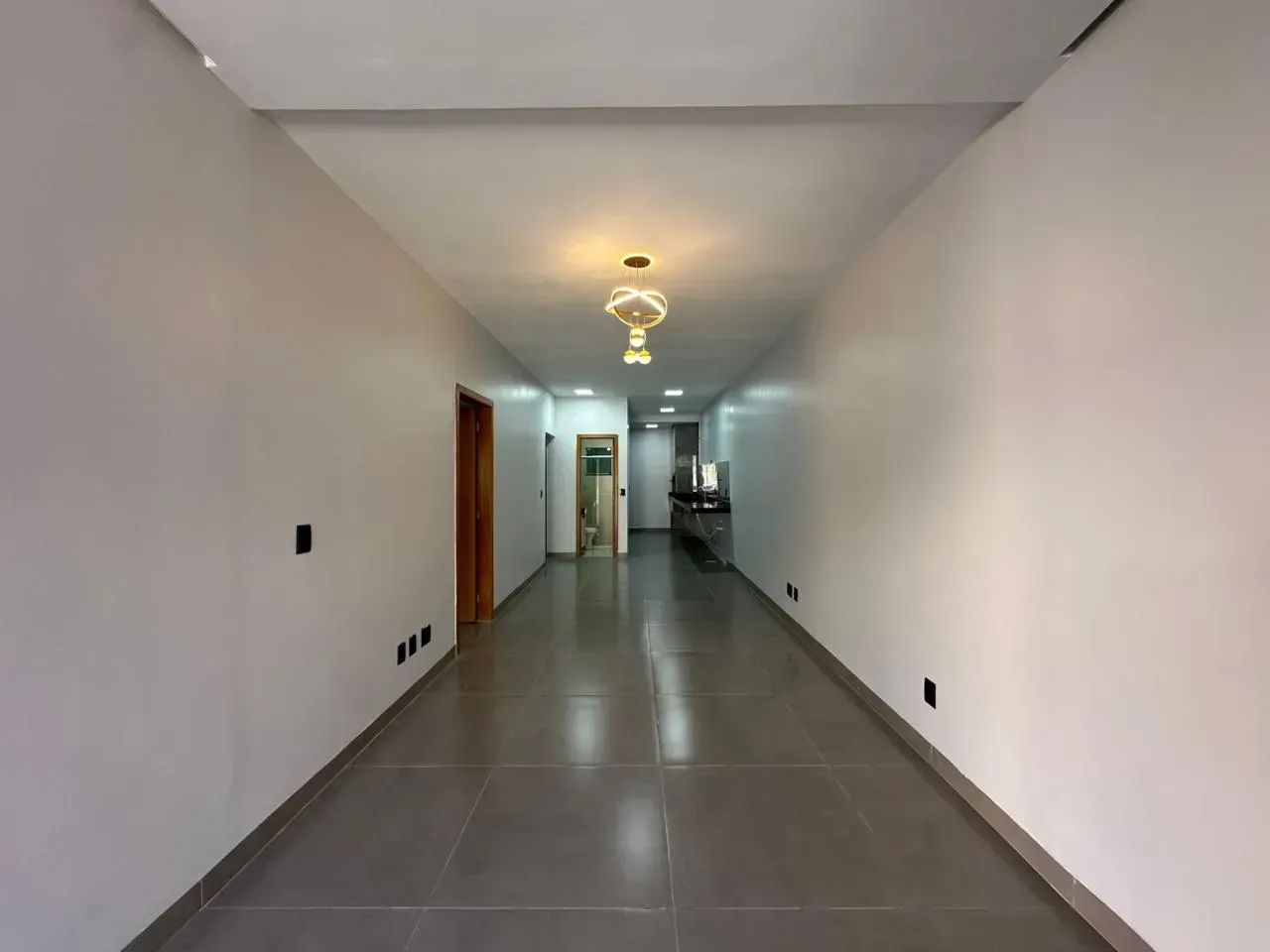 Vendo casa em condomínio - 3 quartos com suíte  e closet - Condominio com lago