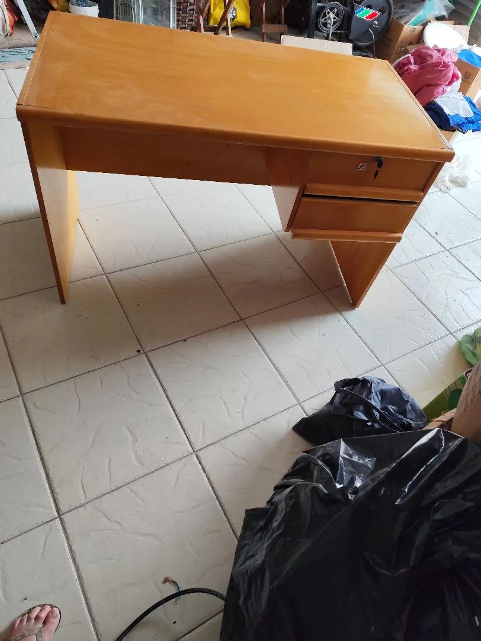 Mesa de escritório com gavetas e chaves - Foto 2