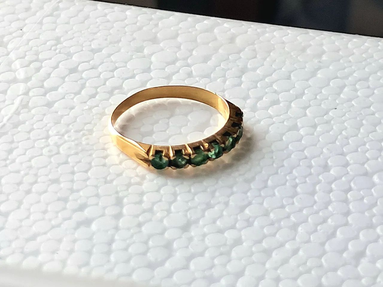 Anel meia aliança de ouro e esmeralda  - Foto 3