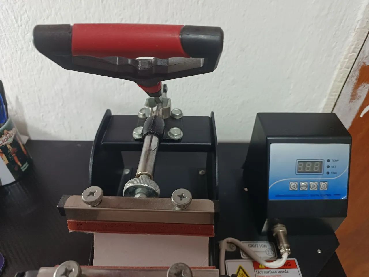 Prensa sublimadora semiautomática SCP SB04A preta - Foto 5