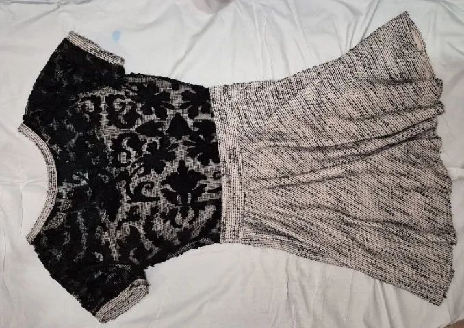 Vestio com renda preta e saia bege com textura