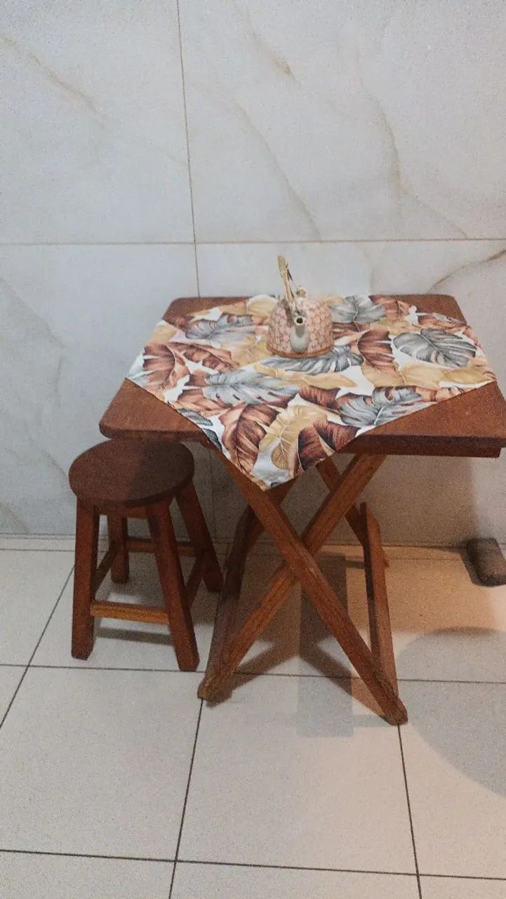 Vende_se mesa e 1 banqueta