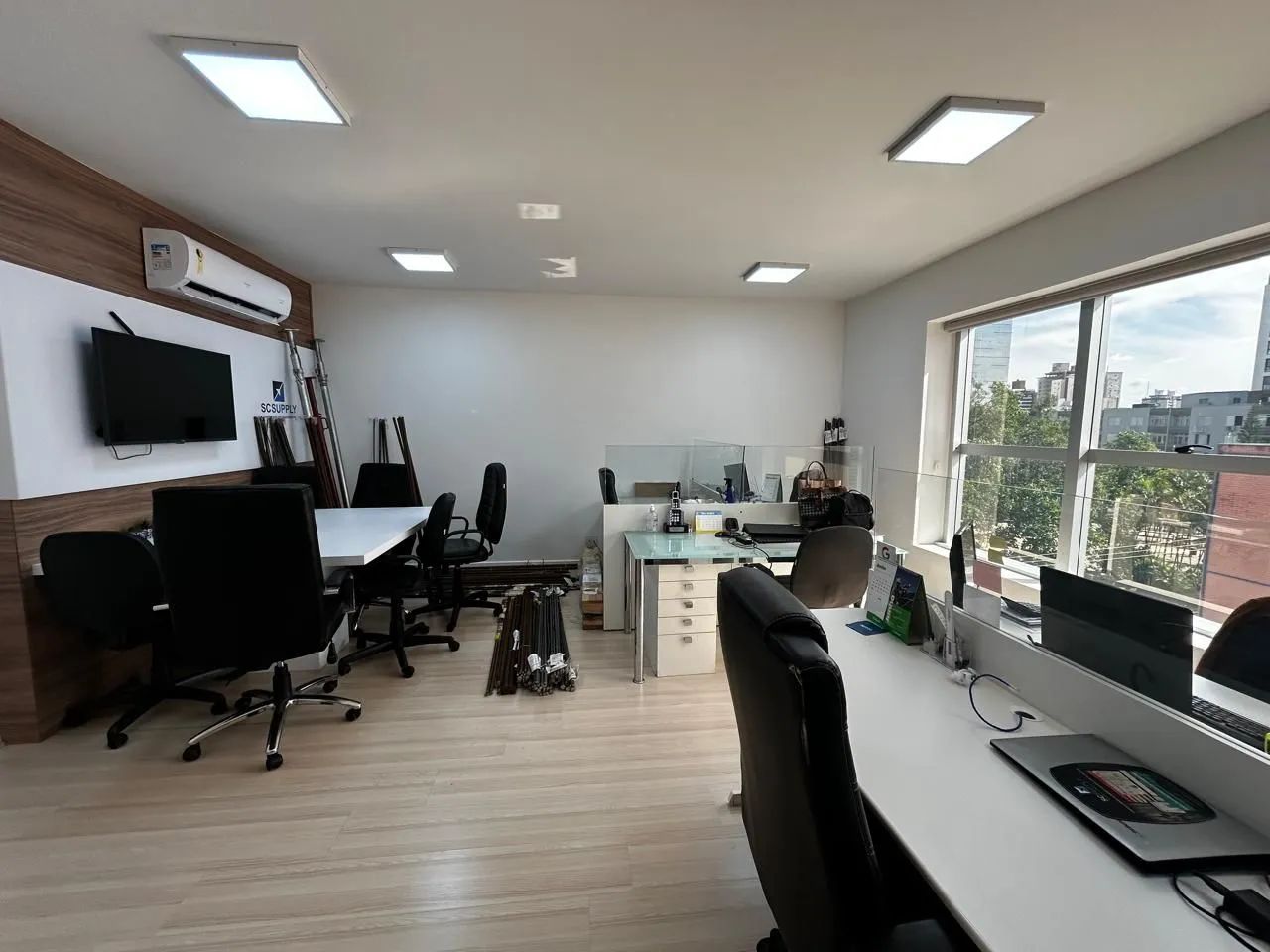 Sala comercial para alugar com 54 m² - Bairro Estreito, em Florianópolis.