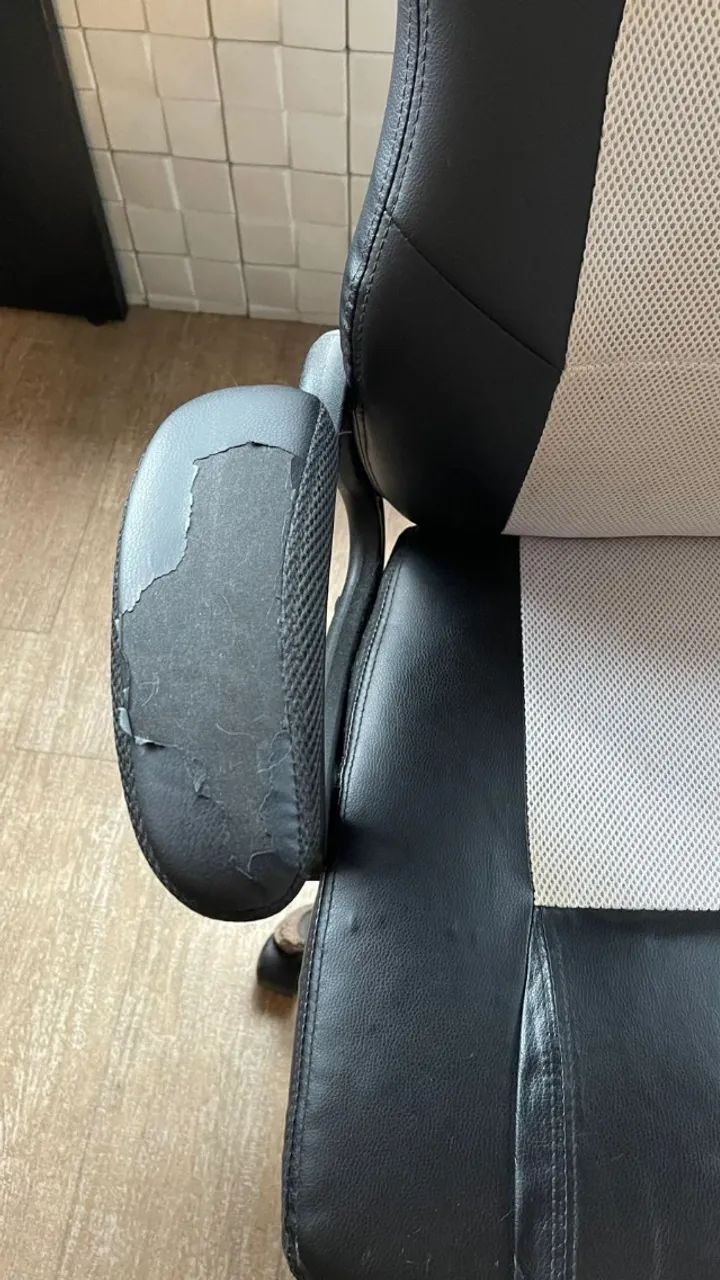 Cadeira gamer preta e branca giratória - Foto 2