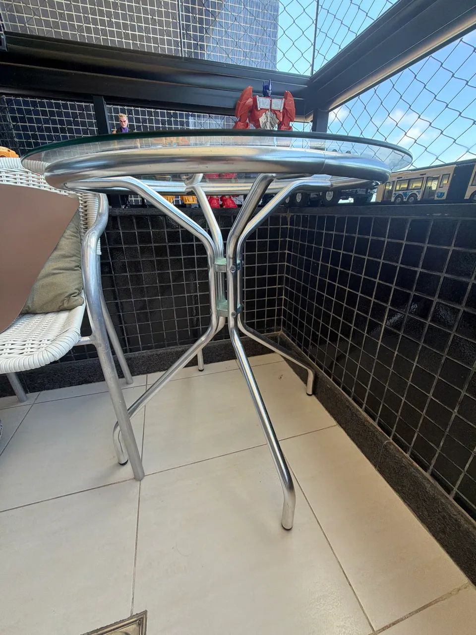 2 cadeiras brancas + mesa prata de vidro  - Foto 4