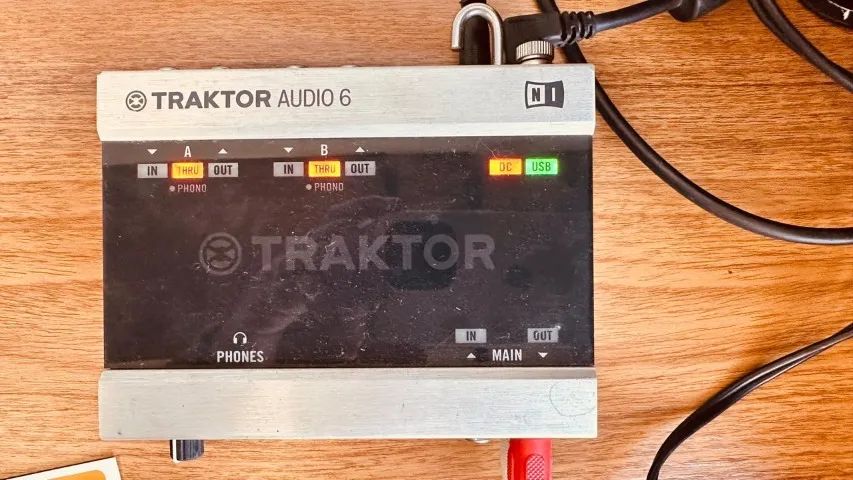値下げ交渉歓迎！ TRAKTOR AUDIO 6 オーディオインターフェース Audio Interface Traktor Audio 6 - Instrumentos musicais - Setor