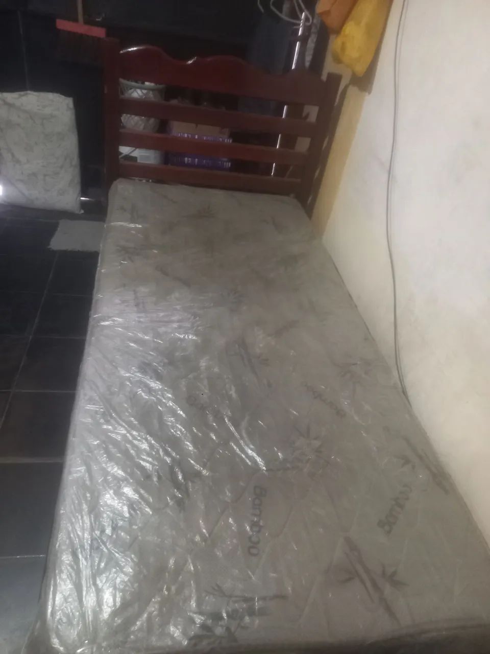 Vendo cama de solteiro em madeira  - Foto 4