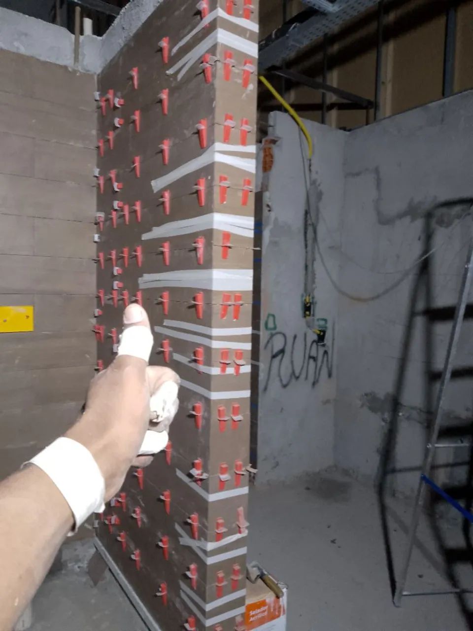 Pedreiro disponível 