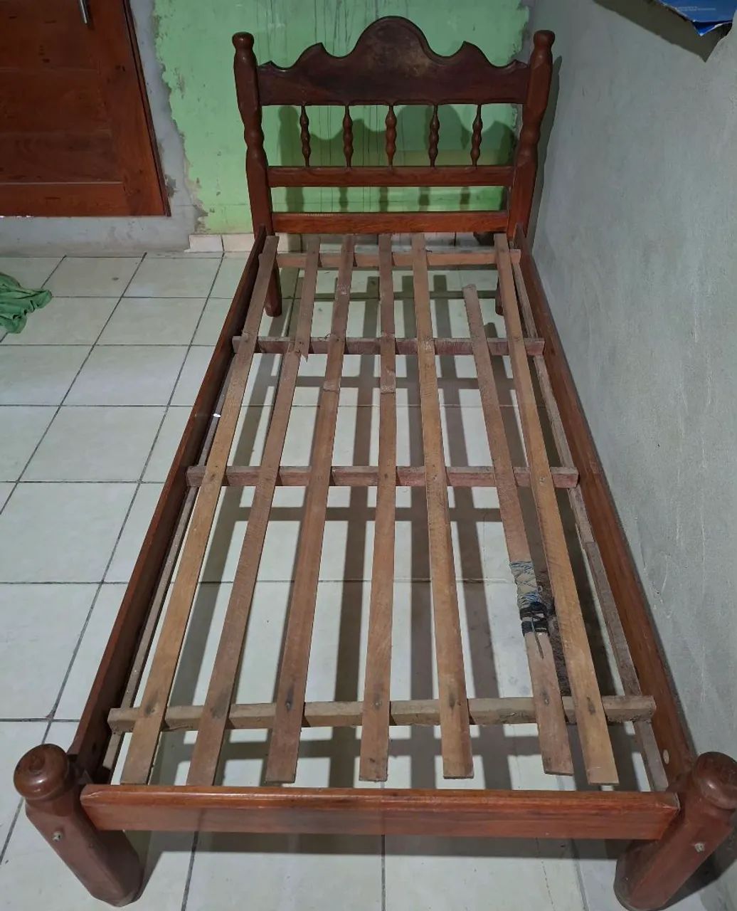 Vendo cama de solteiro madeira de Lei - Foto 2