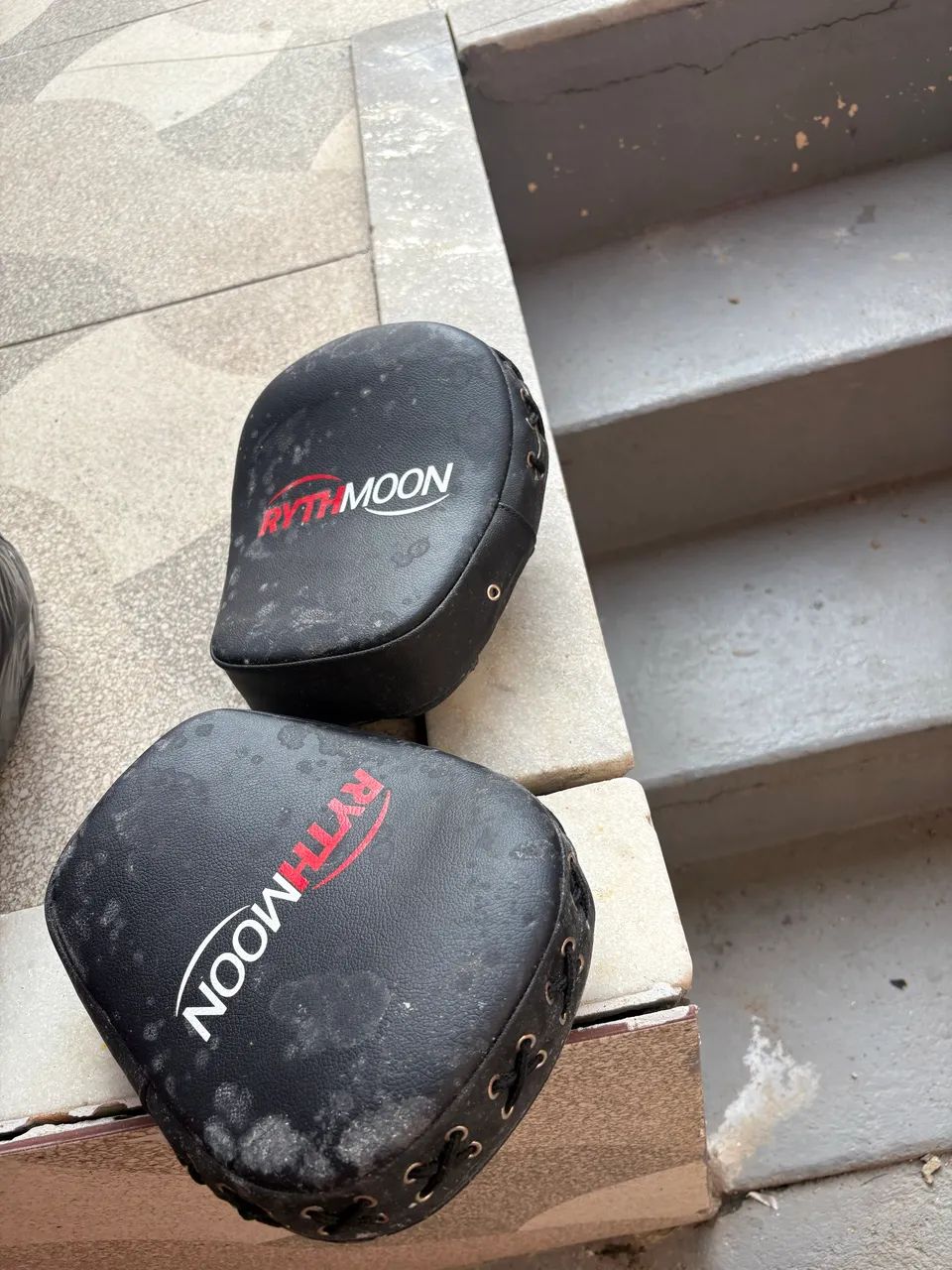 Saco De Boxe E Pancada mais acessórios luvas etc 110x40 Vazio Rythmoon (Preto) - Foto 4