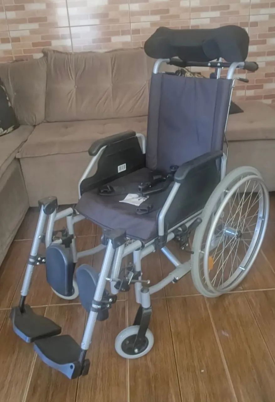 Vendo cadeira de rodas marca delamed - Foto 3