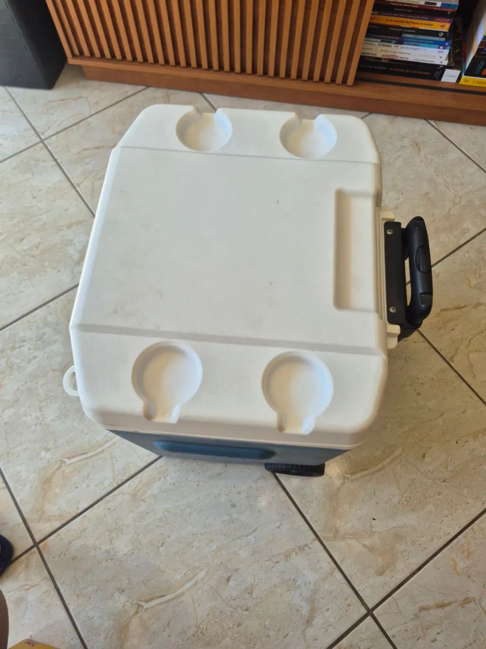 Caixa térmica azul e branca igloo maxcold quantum roller 49 litros - Foto 3