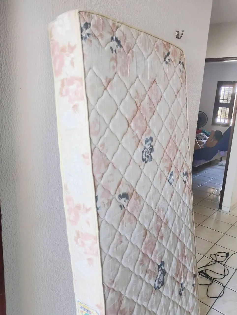 Vende-se colchão de solteiro usado. R$ 150,00 whatsapp * - Foto 2