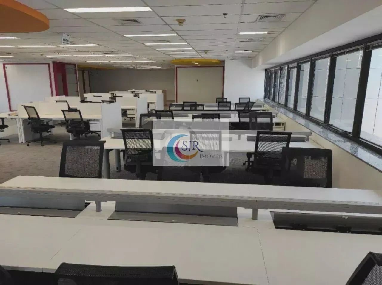 Conjunto comercial com 1339m², pronto para ocupação, com 22 vagas de garagem, ar-condicion