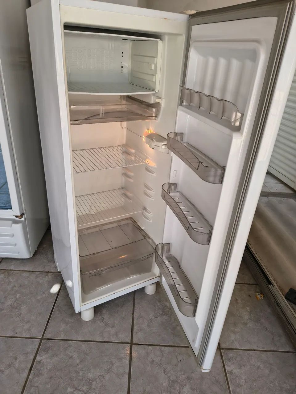 Geladeira gelo seco pequena 