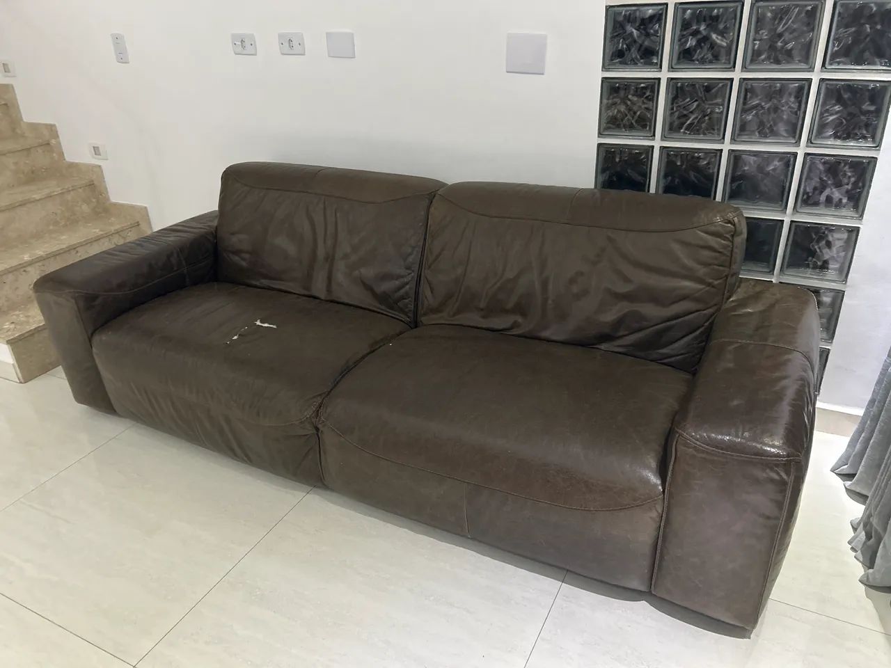 Sofá couro 3 lugares marrom  - Foto 2